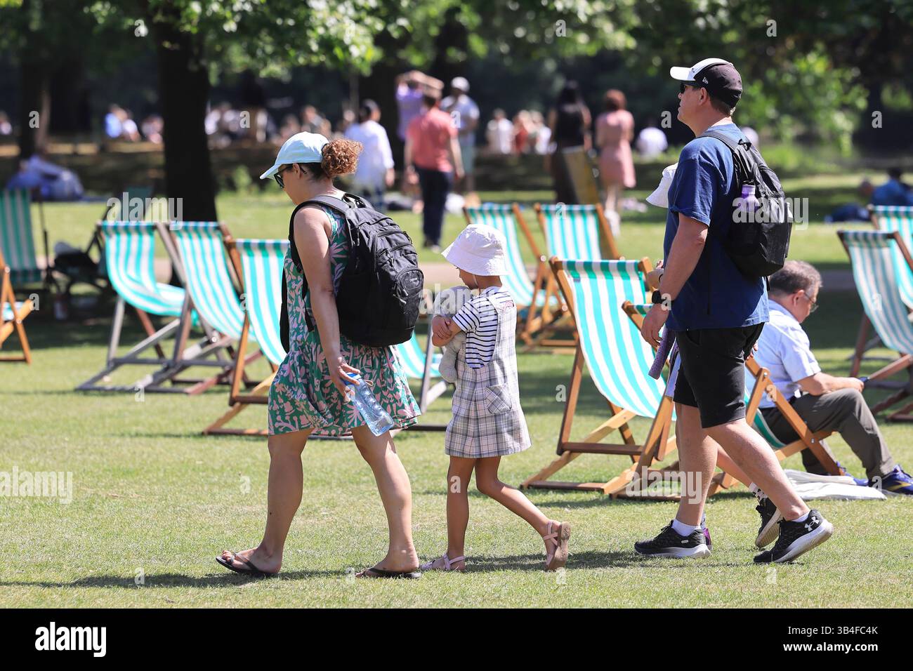 Unusually Unusually hot weather for April in St james Park, central London, UK ...