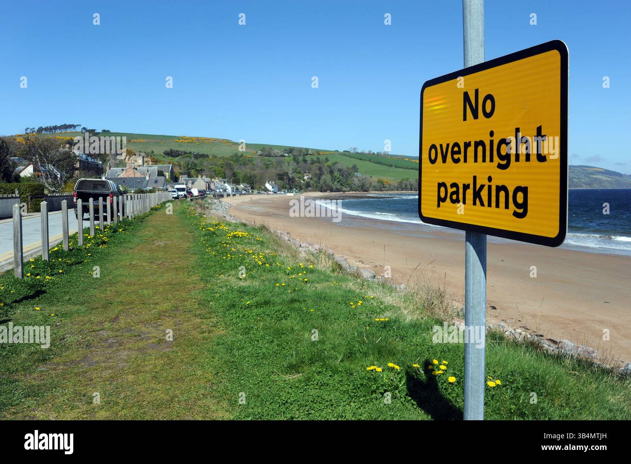 NO OVERNIGHT PARKING SIGN IN BRITISH COASTAL AREA RE MOTORHOMES CAMPERVANS WILD CAMPING ETC UK Stock Photo