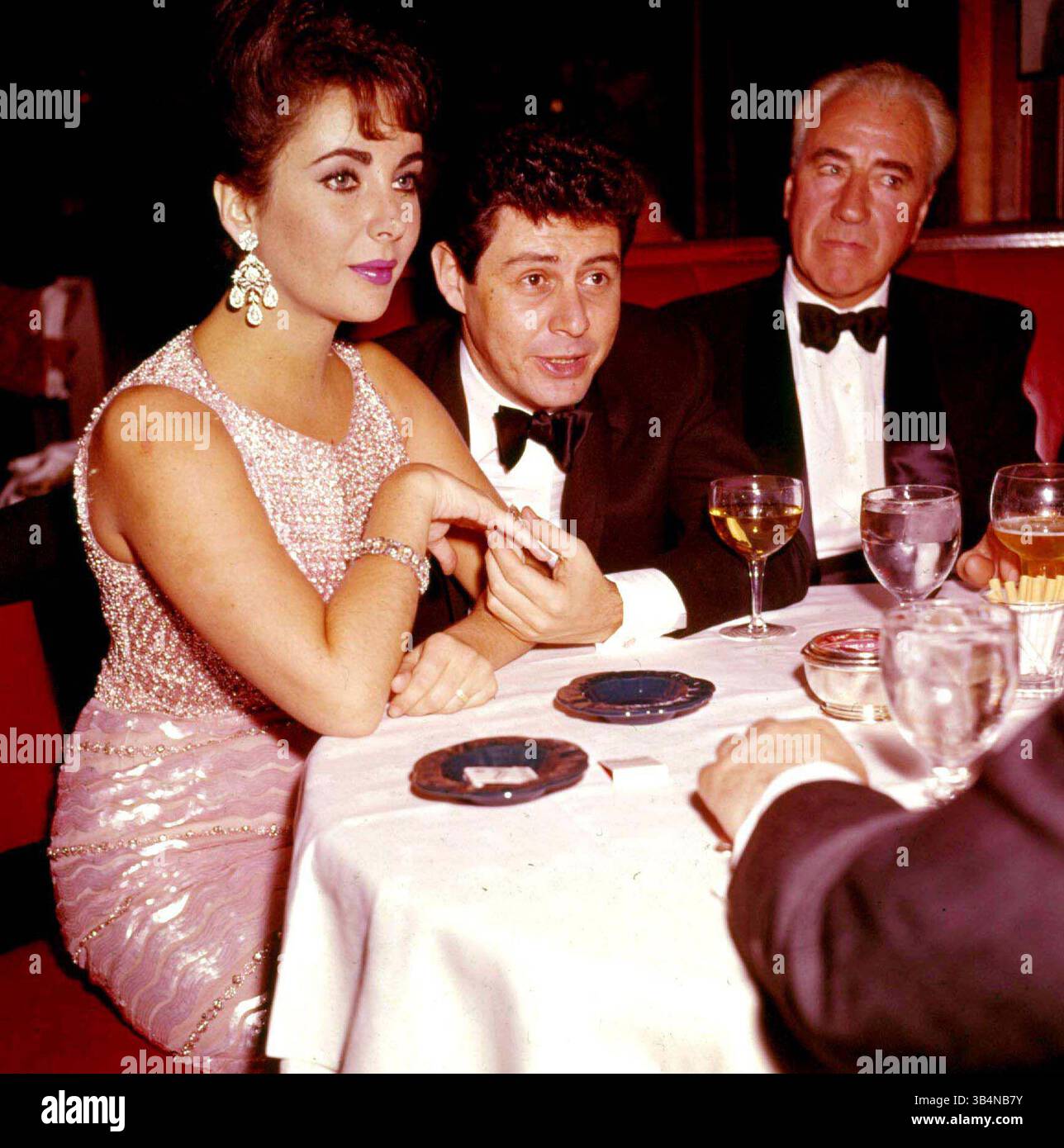 FILE PHOTO - ELIZABETH TAYLOR, 79, the Oscar-winning movie goddess and pioneering AIDS activist whose off-screen marriages, divorces and death defying exploits rivaled her films for drama died March 23, 2011 of congestive heart failure. PICTURED - ELIZABETH TAYLOR and EDDIE FISHER. Stock Photo