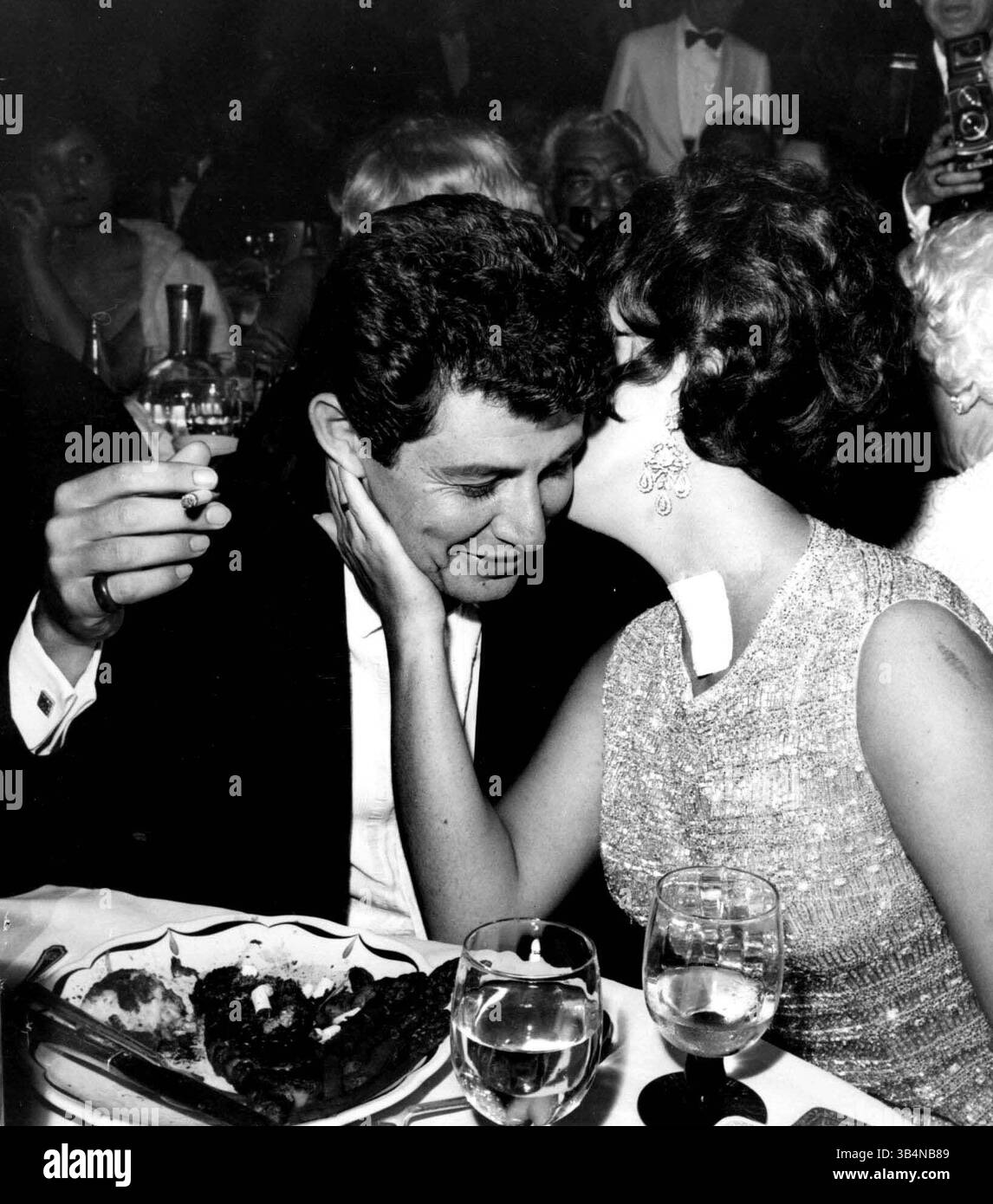 FILE PHOTO - ELIZABETH TAYLOR, 79, the Oscar-winning movie goddess and pioneering AIDS activist whose off-screen marriages, divorces and death defying exploits rivaled her films for drama died March 23, 2011 of congestive heart failure. PICTURED - ELIZABETH TAYLOR and EDDIE FISHER. Stock Photo