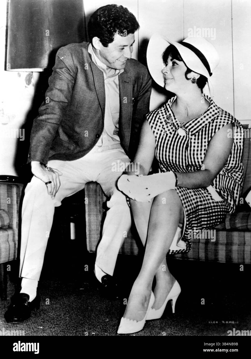 FILE PHOTO - ELIZABETH TAYLOR, 79, the Oscar-winning movie goddess and pioneering AIDS activist whose off-screen marriages, divorces and death defying exploits rivaled her films for drama died March 23, 2011 of congestive heart failure. PICTURED - 1969 - ELIZABETH TAYLOR and EDDIE FISHER. Stock Photo