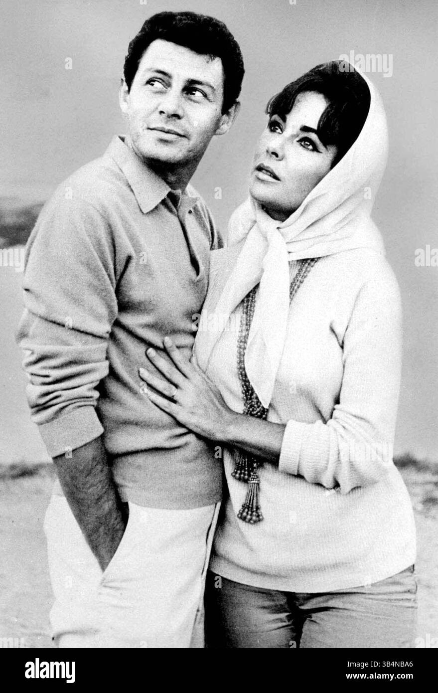 FILE PHOTO - ELIZABETH TAYLOR, 79, the Oscar-winning movie goddess and pioneering AIDS activist whose off-screen marriages, divorces and death defying exploits rivaled her films for drama died March 23, 2011 of congestive heart failure. PICTURED - 1962 - ELIZABETH TAYLOR and EDDIE FISHER. Stock Photo