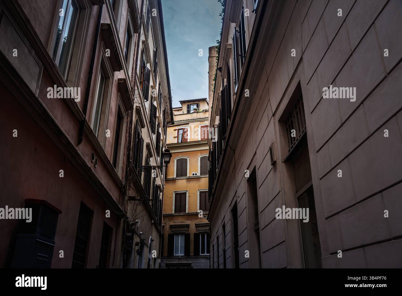 Narrow alley flanked tall hi-res stock photography and images - Alamy