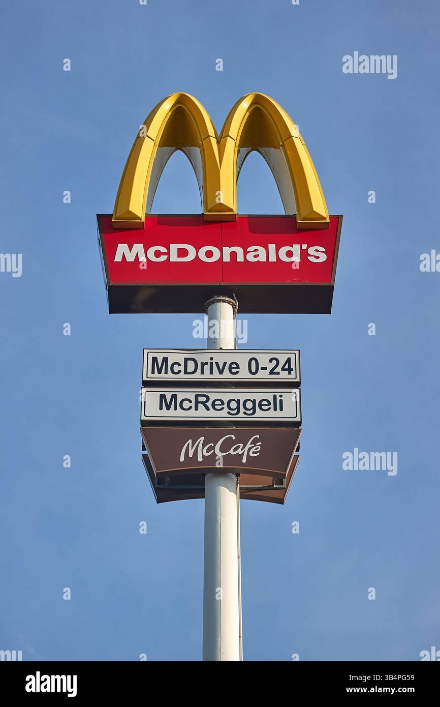 Mall mcdonalds sign in hi-res stock photography and images - Alamy