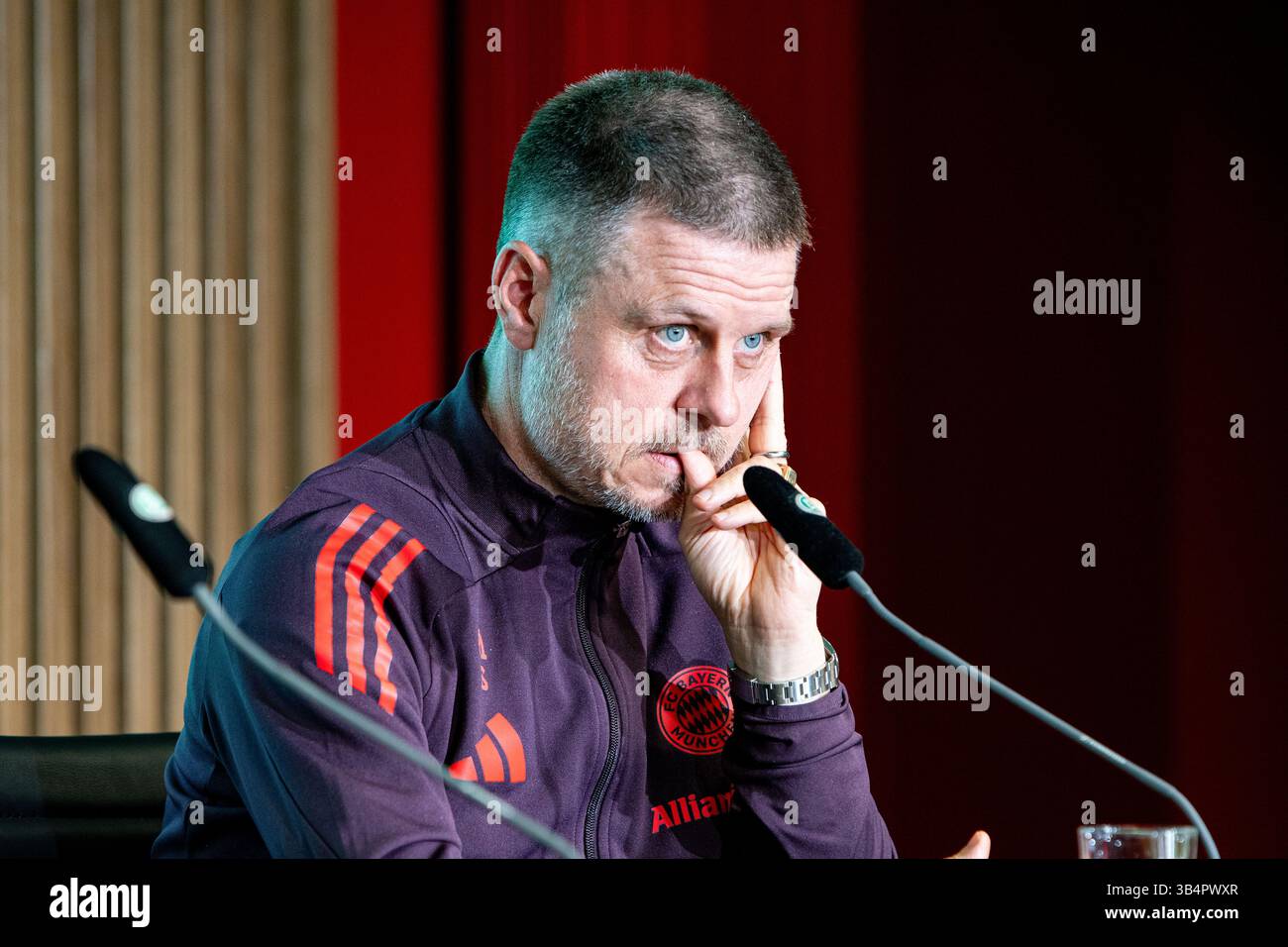 Cologne, North Rhine-Westphalia, Germany. 30th Apr, 2025. FC Bayern Munich head coach ALEXANDER STRAUS puts his left thumb to his lips during the press conference the day before the Women's DFB Cup final in the RheinEnergieStadion in Cologne, Germany on April 30, 2025. (Credit Image: © Kai Dambach/ZUMA Press Wire) EDITORIAL USAGE ONLY! Not for Commercial USAGE! Stock Photo