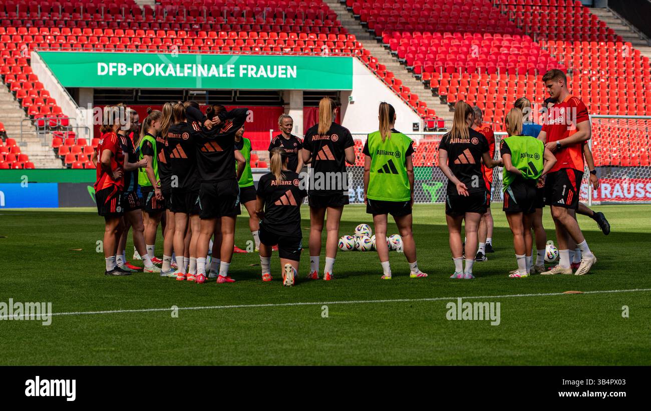 Cologne, North Rhine-Westphalia, Germany. 30th Apr, 2025. FC Bayern Munich players and coaches come together during the FC Bayern Munich practice the day before the Women's DFB Cup final in the RheinEnergieStadion in Cologne, Germany on April 30, 2025. (Credit Image: © Kai Dambach/ZUMA Press Wire) EDITORIAL USAGE ONLY! Not for Commercial USAGE! Stock Photo