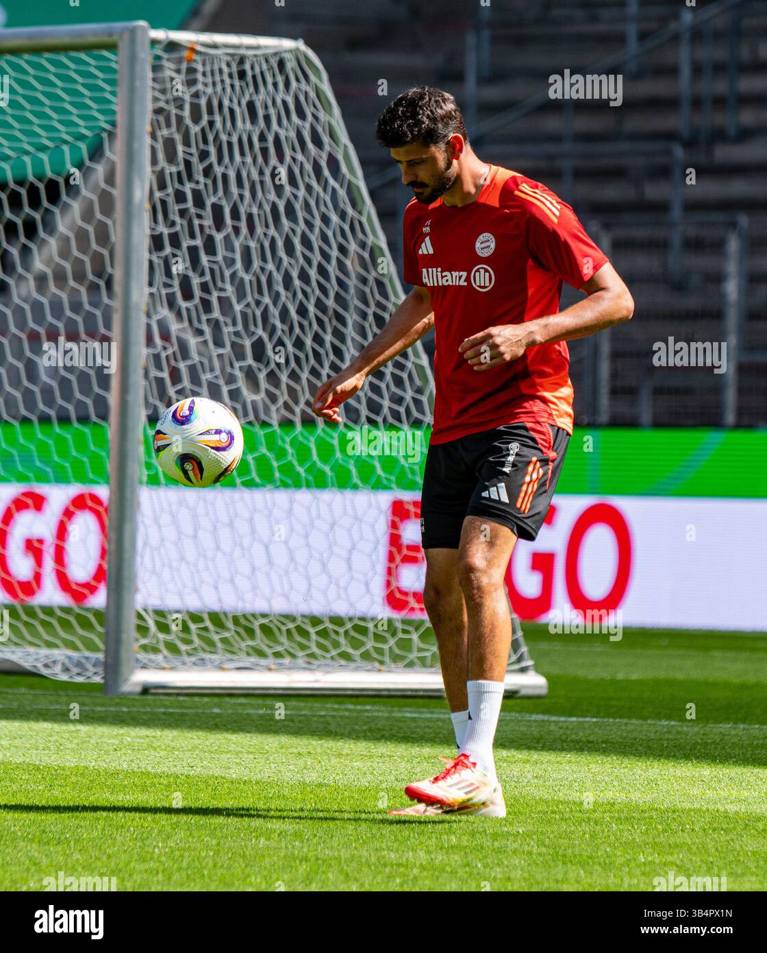 Cologne, North Rhine-Westphalia, Germany. 30th Apr, 2025. FC Bayern Munich goalkeeping coach MICHAEL NETOLITZKY kicks the ball in the air during the FC Bayern Munich practice the day before the Women's DFB Cup final in the RheinEnergieStadion in Cologne, Germany on April 30, 2025. (Credit Image: © Kai Dambach/ZUMA Press Wire) EDITORIAL USAGE ONLY! Not for Commercial USAGE! Stock Photo