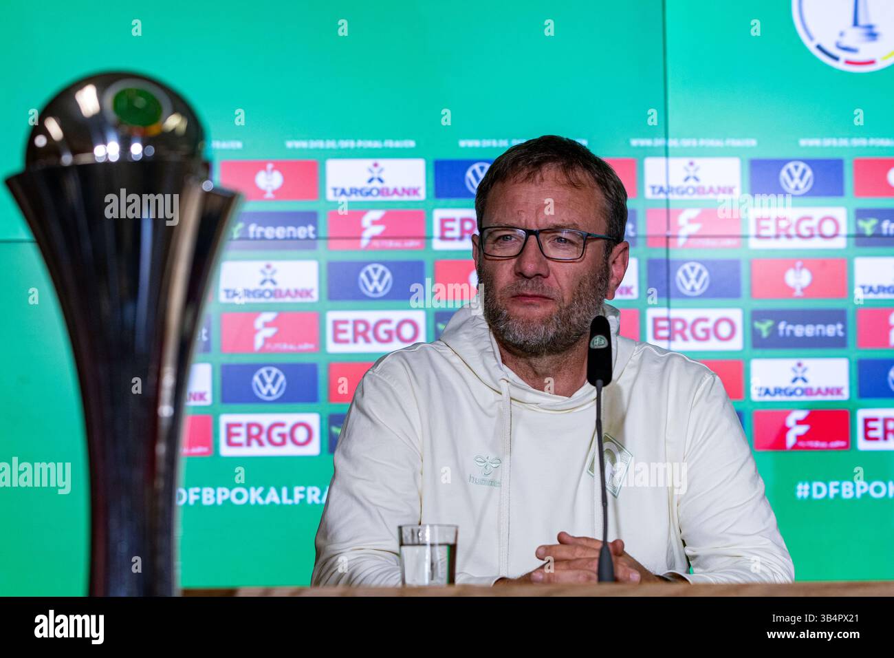 Cologne, North Rhine-Westphalia, Germany. 30th Apr, 2025. SV Werder Bremen head coach THOMAS HORSCH looks at the trophy during the press conference the day before the Women's DFB Cup final in the RheinEnergieStadion in Cologne, Germany on April 30, 2025. (Credit Image: © Kai Dambach/ZUMA Press Wire) EDITORIAL USAGE ONLY! Not for Commercial USAGE! Stock Photo