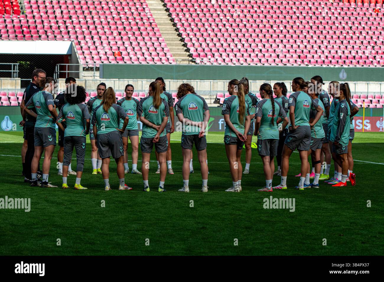 Cologne, North Rhine-Westphalia, Germany. 30th Apr, 2025. The entire SV Werder Bremen team comes together during their practice session the day before the Women's DFB Cup final in the RheinEnergieStadion in Cologne, Germany on April 30, 2025. (Credit Image: © Kai Dambach/ZUMA Press Wire) EDITORIAL USAGE ONLY! Not for Commercial USAGE! Stock Photo