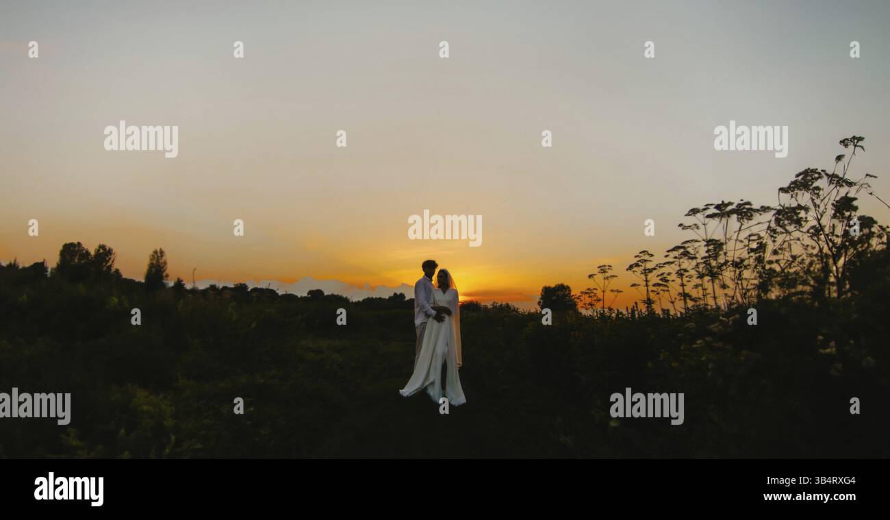Silhouetted couple in wedding hi-res stock photography and images - Alamy