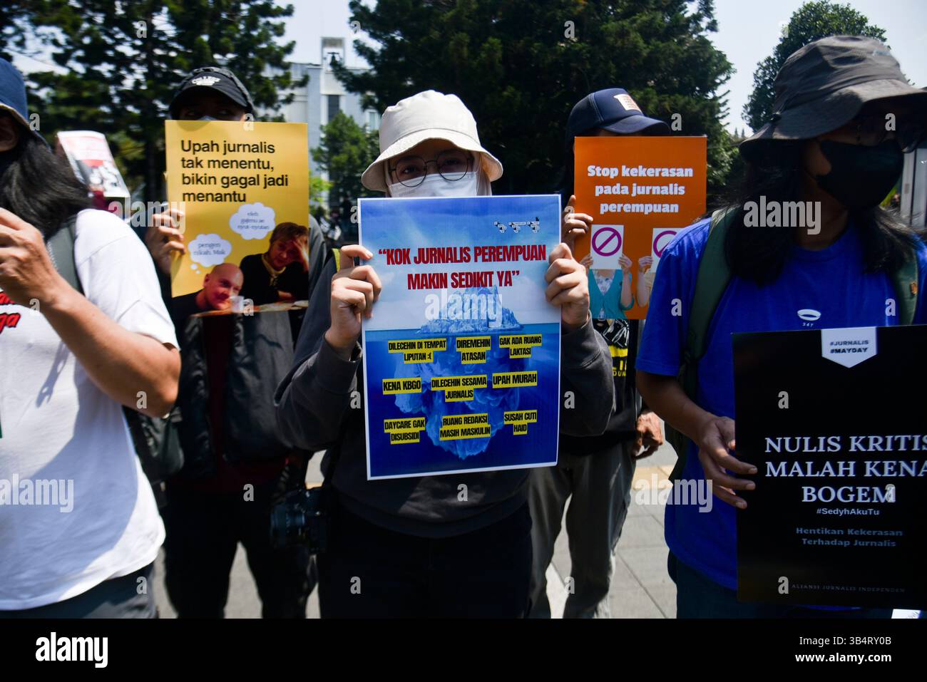 Demonstration Only Bandung, West Java, Indonesia. 1st May, 2025. Journalist hold placards ...