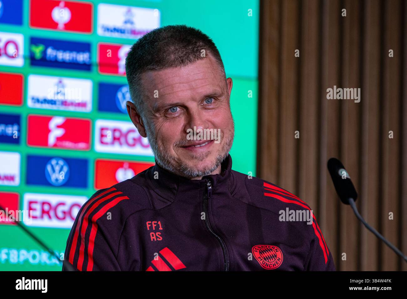 Cologne, North Rhine-Westphalia, Germany. 30th Apr, 2025. FC Bayern Munich head coach ALEXANDER STRAUS smiles during the press conference the day before the Women's DFB Cup final in the RheinEnergieStadion in Cologne, Germany on April 30, 2025. (Credit Image: © Kai Dambach/ZUMA Press Wire) EDITORIAL USAGE ONLY! Not for Commercial USAGE! Stock Photo