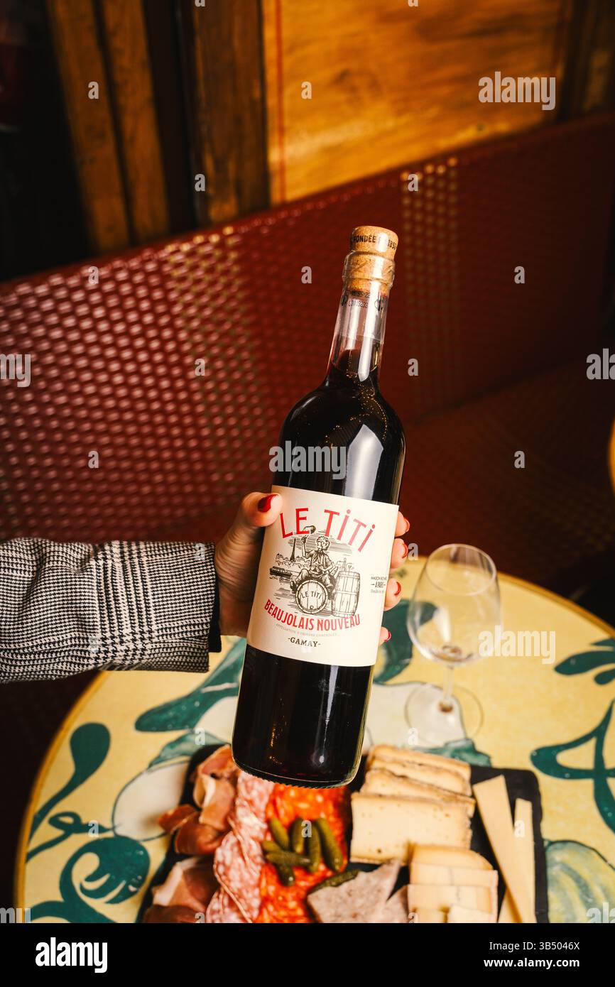 Elegant Wine & Charcuterie Board – Beaujolais Nouveau, Gourmet Pairing Stock Photo