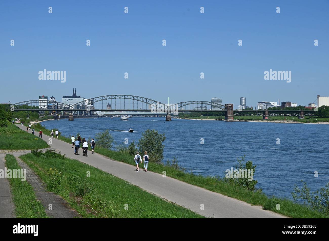 Wunderschne Ein Fussgnger Mit Weissem Stock Fotos