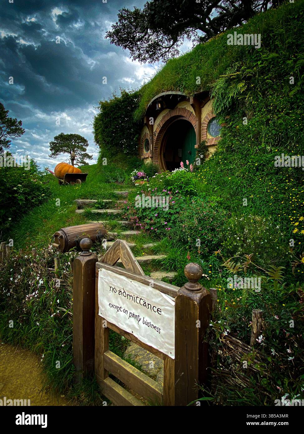 Hobbiton tour of the genuine film location and sets for the Lord of The Rings films in New Zealand Aotearoa Stock Photo