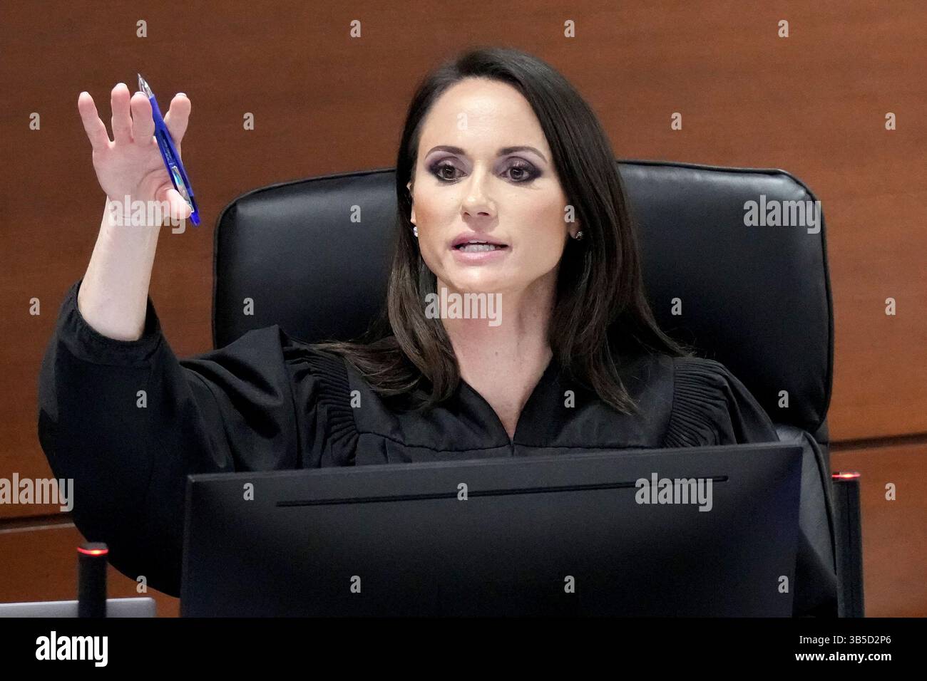 Judge speaks to jurors hi-res stock photography and images - Alamy