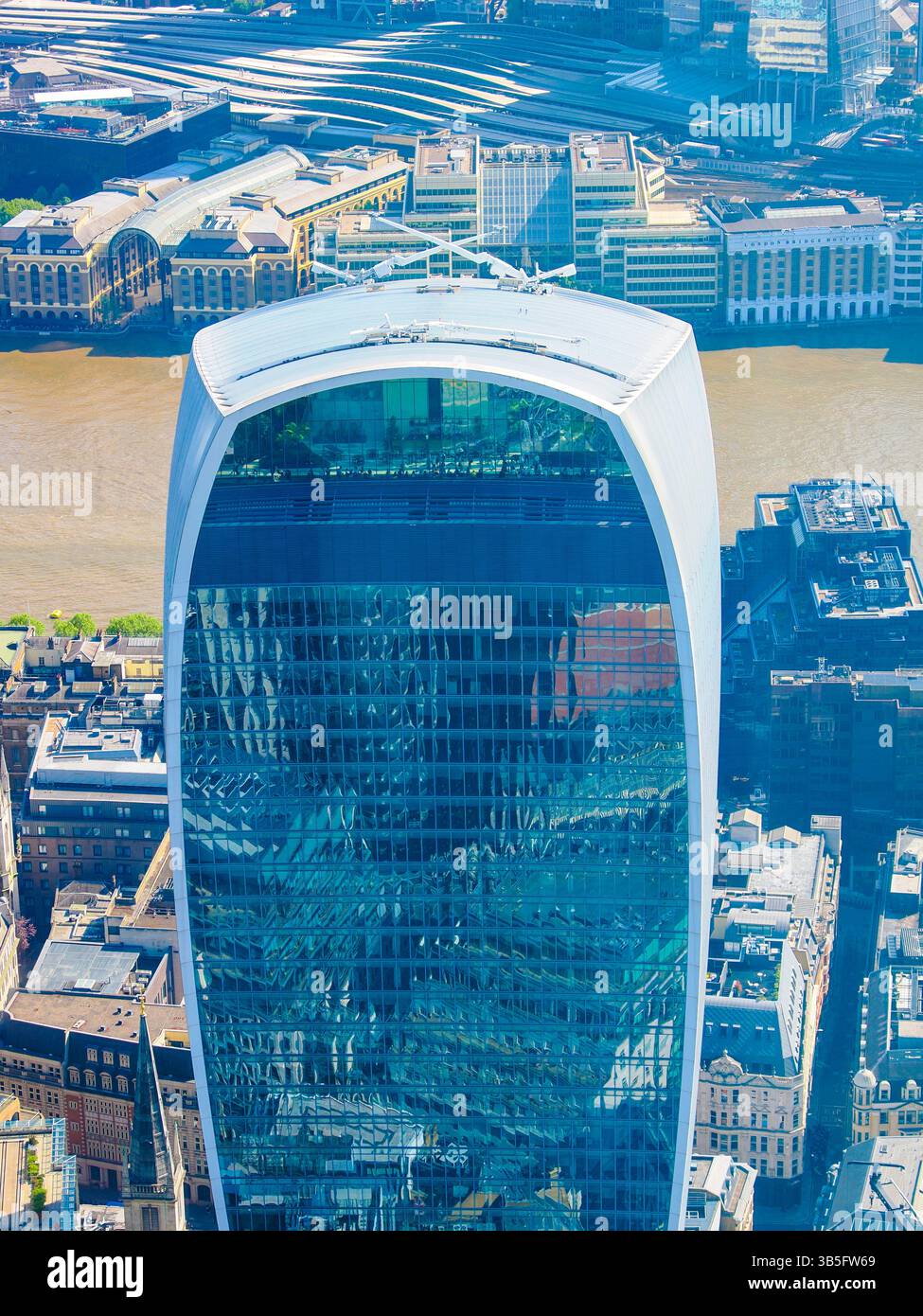 The Skygarden with Tourists, The Walkie-Talkie, The Fenchurch Building ...