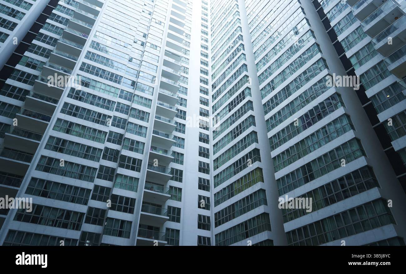 Wohnungsbau. Multistoried moderner und stilvoller Wohnblock von Wohnungen. Immobilien und neues Haus Stock Photo