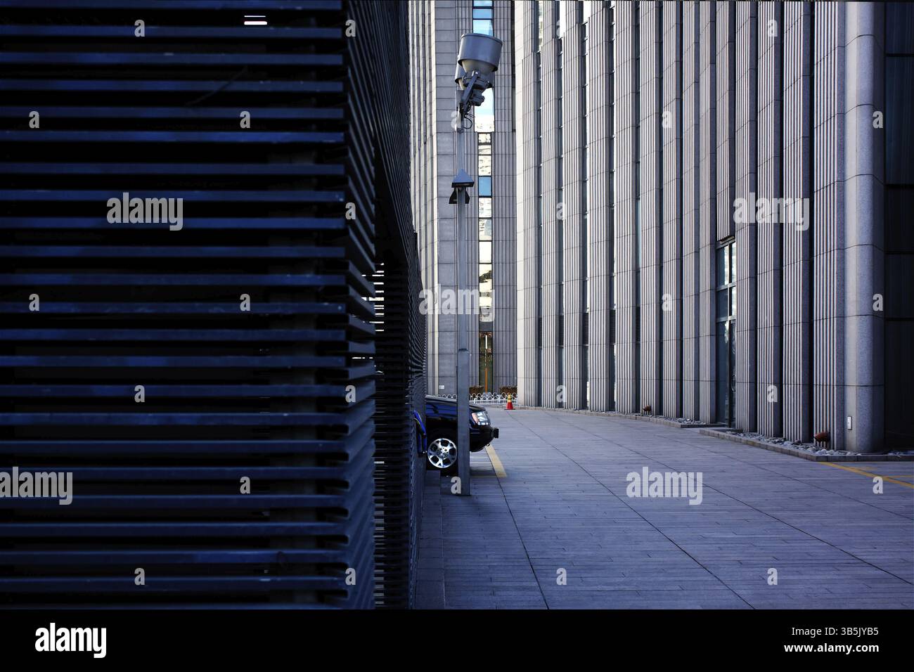 Strassenansicht von Fassade mit Metall und Streifen Design Konstruktion im modernen Gebaeude Stock Photo