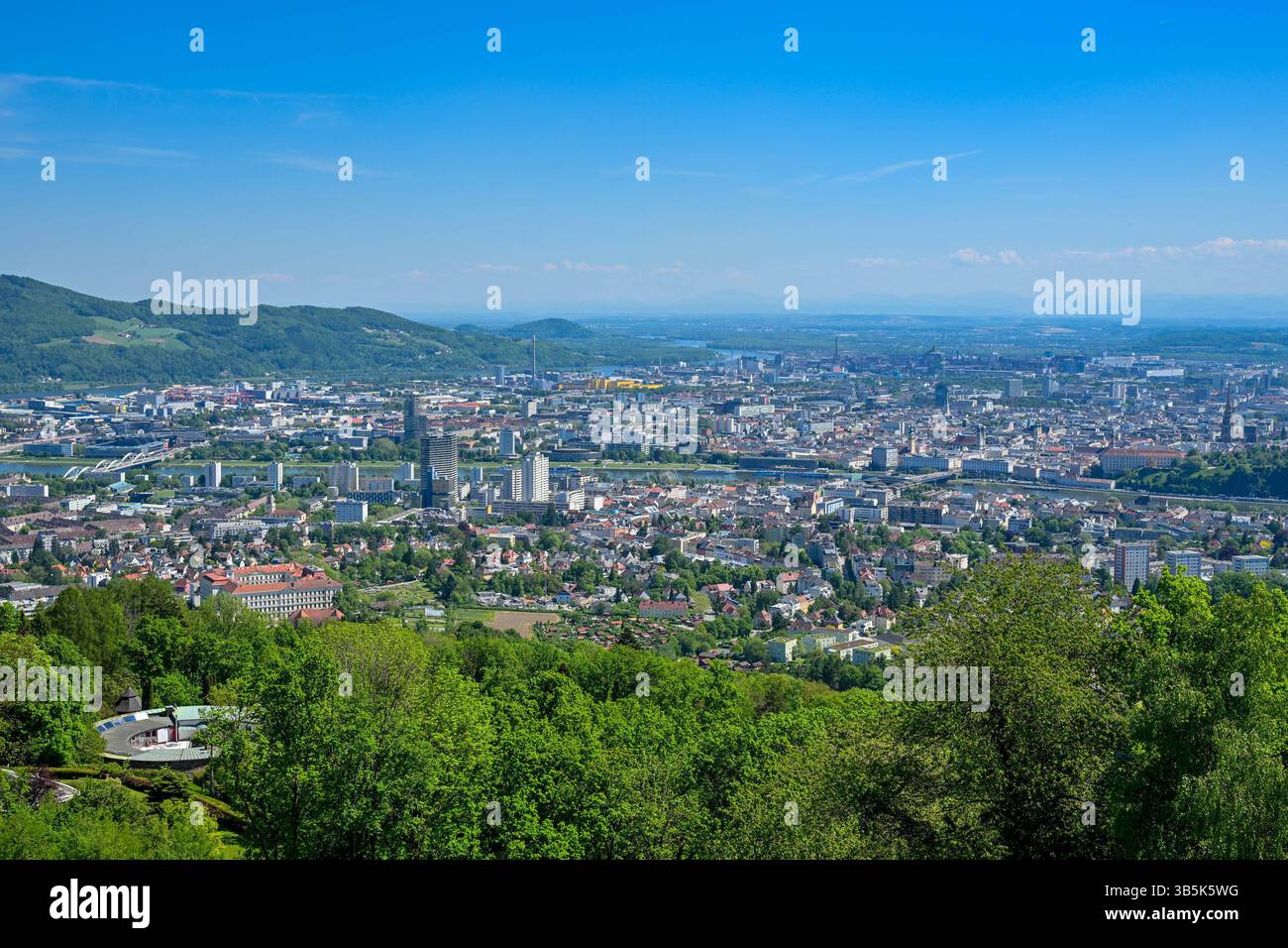 Linz Innerstadt Linz, Uebersicht, Stadt, Zentrum 02.05.2025, LINZ, AUT, A380, im Bild ...