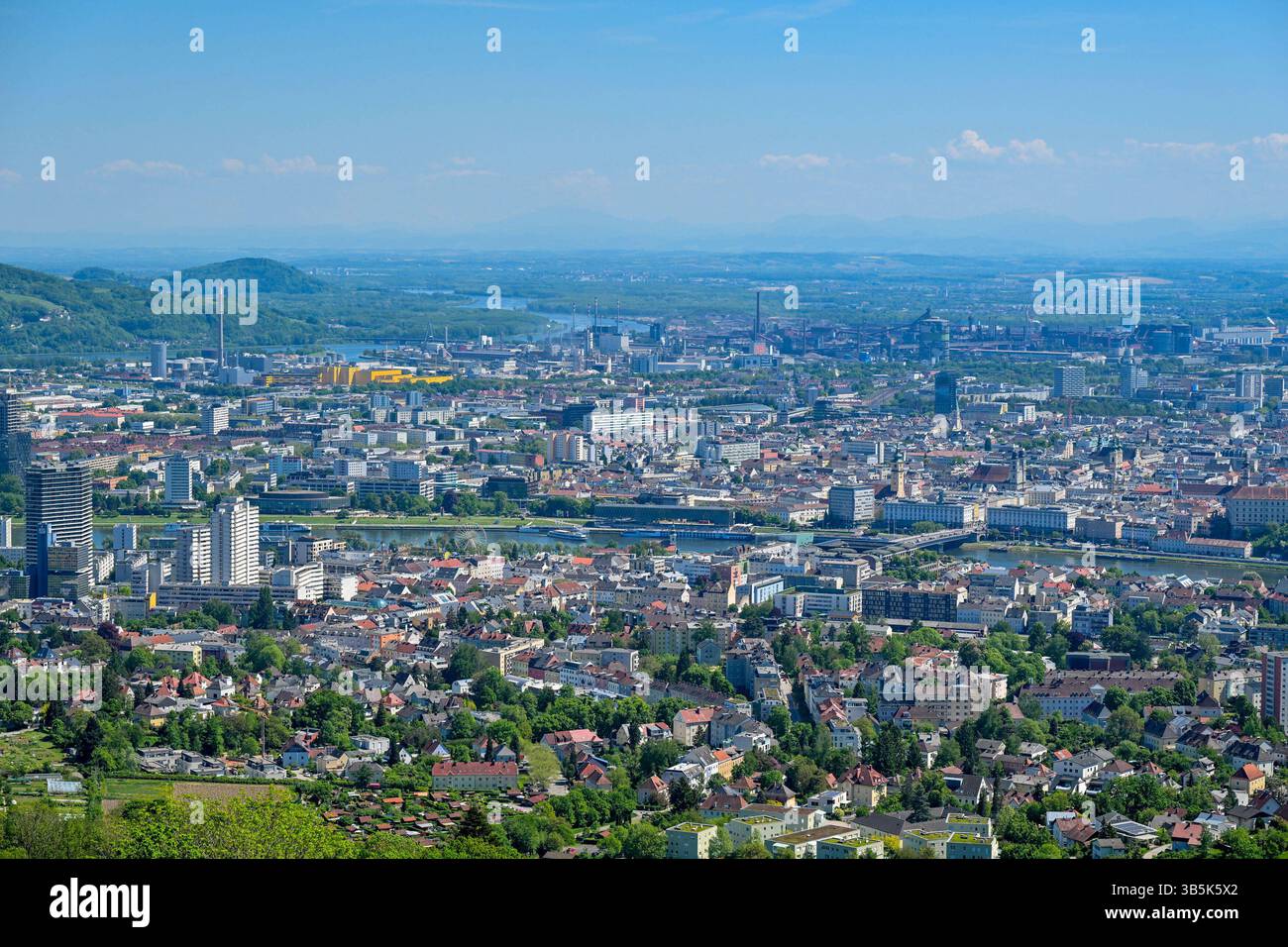 Linz Innerstadt Linz, Uebersicht, Stadt, Zentrum 02.05.2025, LINZ, AUT, A380, im Bild ...