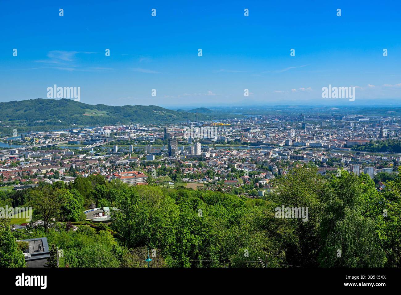 Linz Innerstadt Linz, Uebersicht, Stadt, Zentrum 02.05.2025, LINZ, AUT, A380, im Bild ...