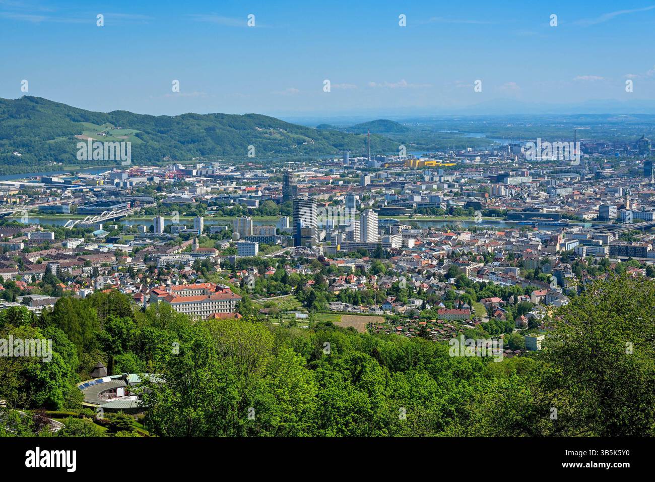 Linz Innerstadt Linz, Uebersicht, Stadt, Zentrum 02.05.2025, LINZ, AUT, A380, im Bild ...