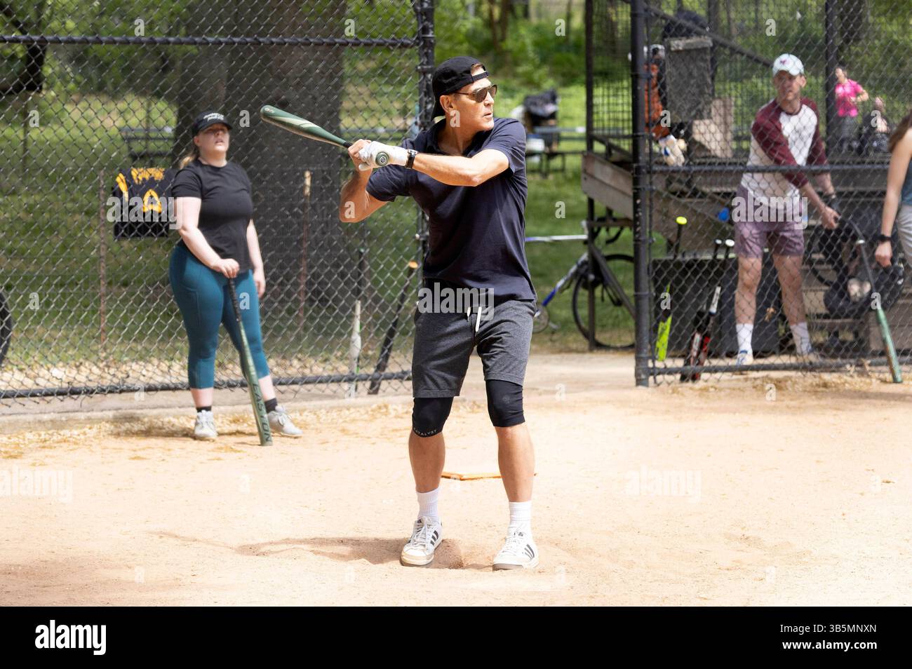 Clooney beim Broadway League Softball Spiel in Central Park. New