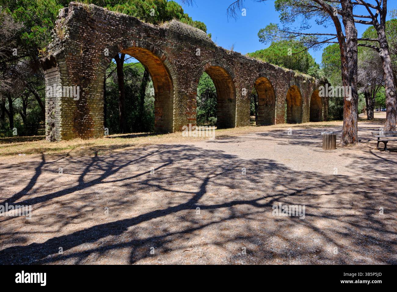 France, Var (83), Fréjus, park of the Villa Aurelienne, Roman aqueduct from the 1st century BC. J-C Stock Photo