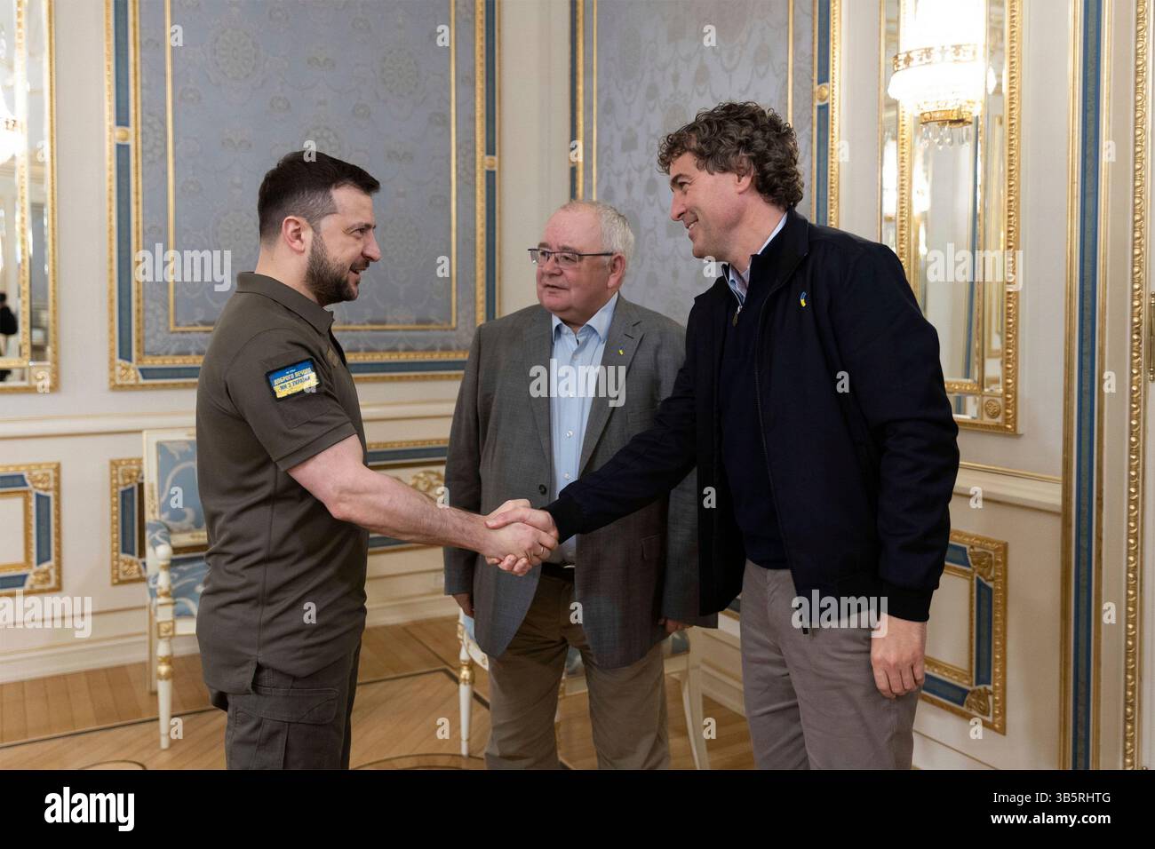 May 20, 2022, Kyiv, Ukraine: Ukrainian President Volodymyr Zelenskyy, shakes hands with Senator Mark Daly, right, leader of the Irish Senate as Sean O Fearghail, center, Chairperson of the Lower House of the Irish Parliament looks on at the Mariinsky Palace, May 20, 2022 in Kyiv, Ukraine. (Credit Image: © Ukraine Presidency/Ukraine Presi/Planet Pix via ZUMA Press Wire) Stock Photo