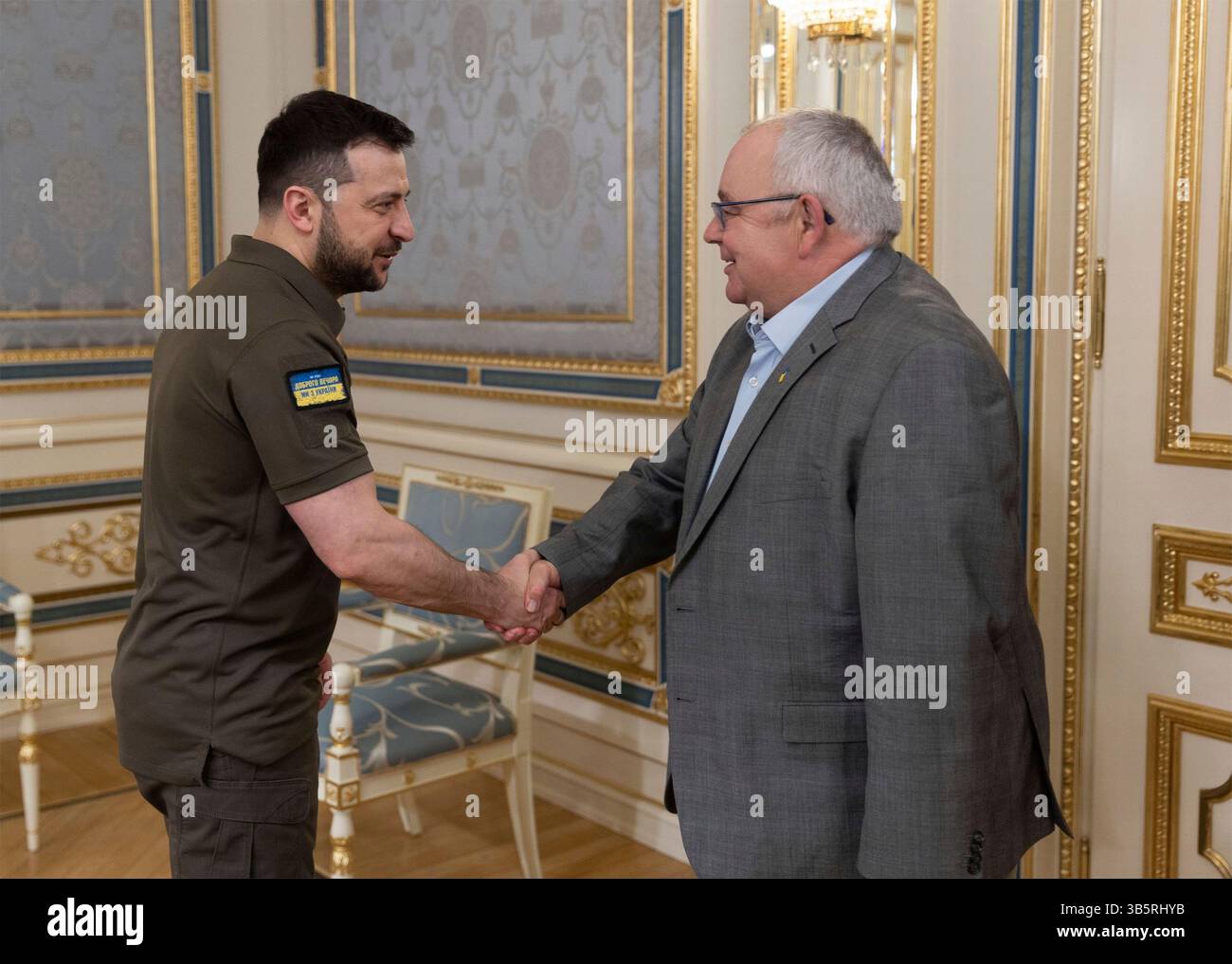 May 20, 2022, Kyiv, Ukraine: Ukrainian President Volodymyr Zelenskyy, left, shakes hands with Sean O Fearghail, Chairperson of the Lower House of the Irish Parliament at the Mariinsky Palace, May 20, 2022 in Kyiv, Ukraine. (Credit Image: © Ukraine Presidency/Ukraine Presi/Planet Pix via ZUMA Press Wire) Stock Photo
