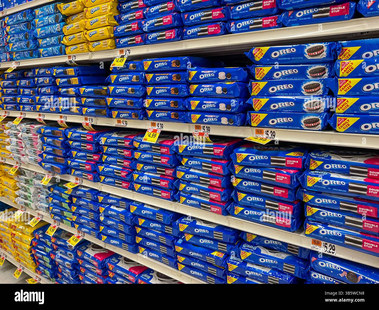 オレオクッキー　ストアディスプレイ　シェルフ　アメトイ　ラック　OREO USA Oreo cookies on the shelf hi-res stock photography and images - Alamy