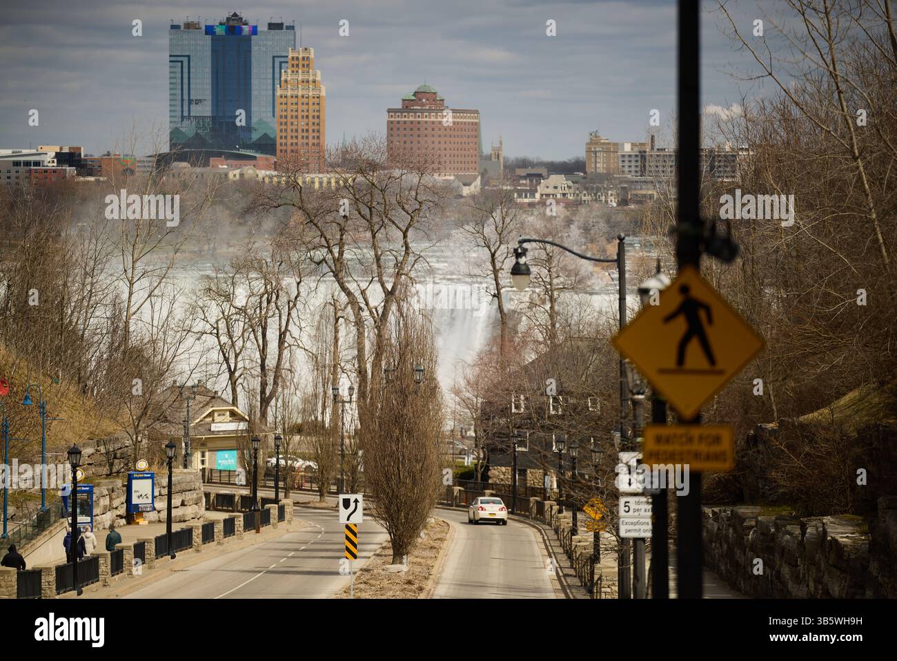 Street view niagara falls canada hi-res stock photography and