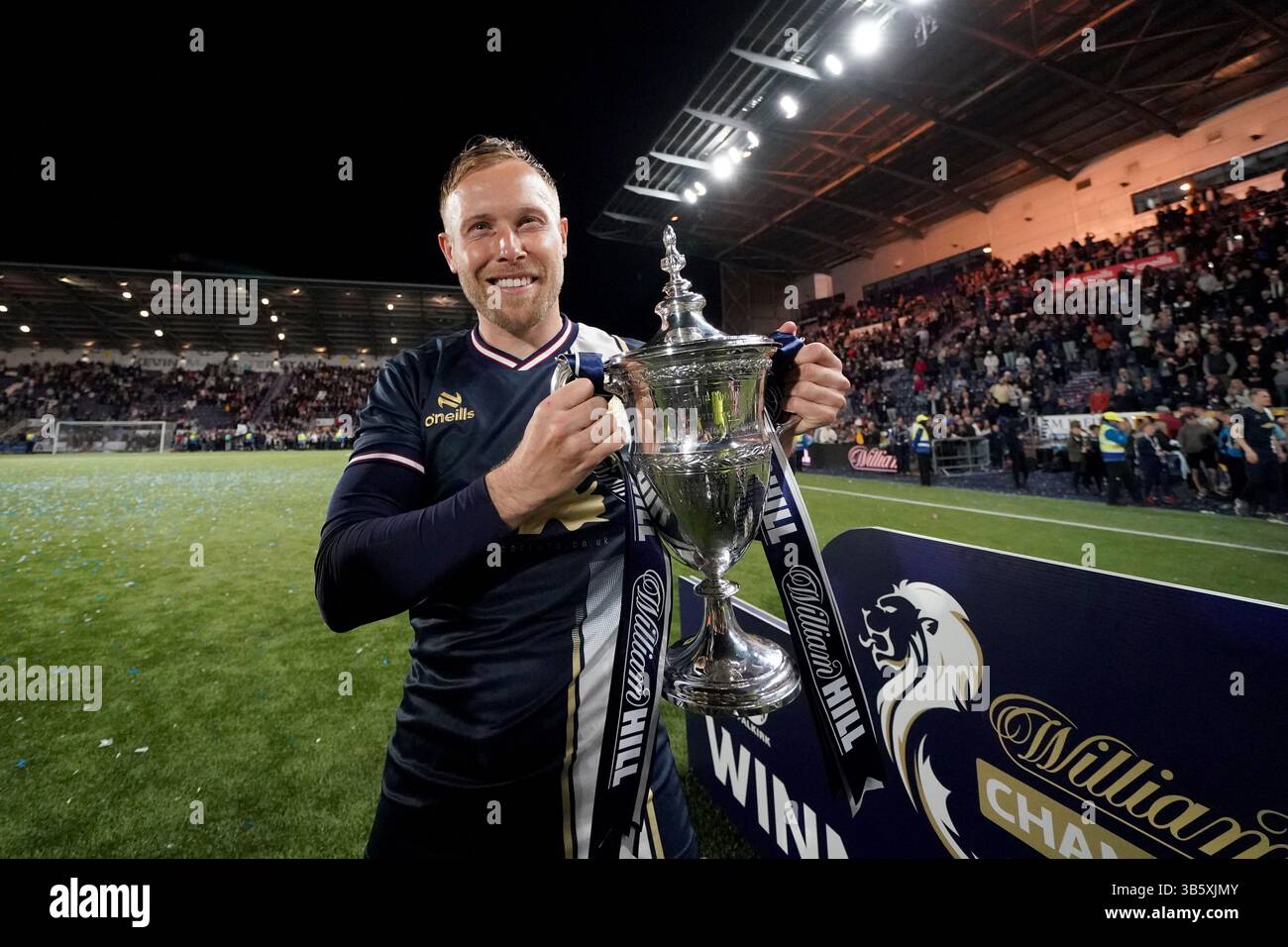 falkirk-fc-s-scott-arfield-with-the-trophy-after-the-william-hill