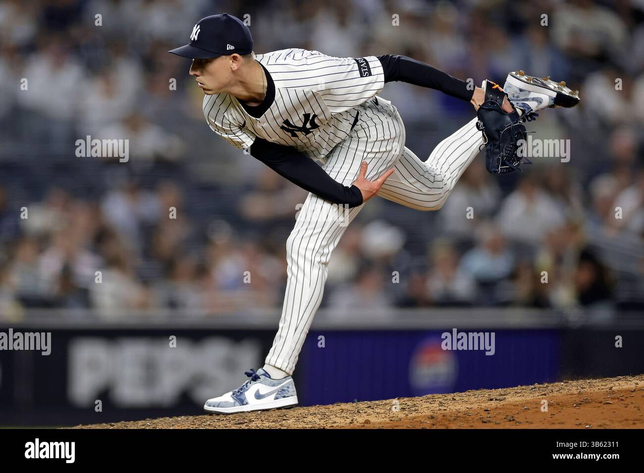 New York Yankees pitcher Luke Weaver (30) throws during the ninth ...