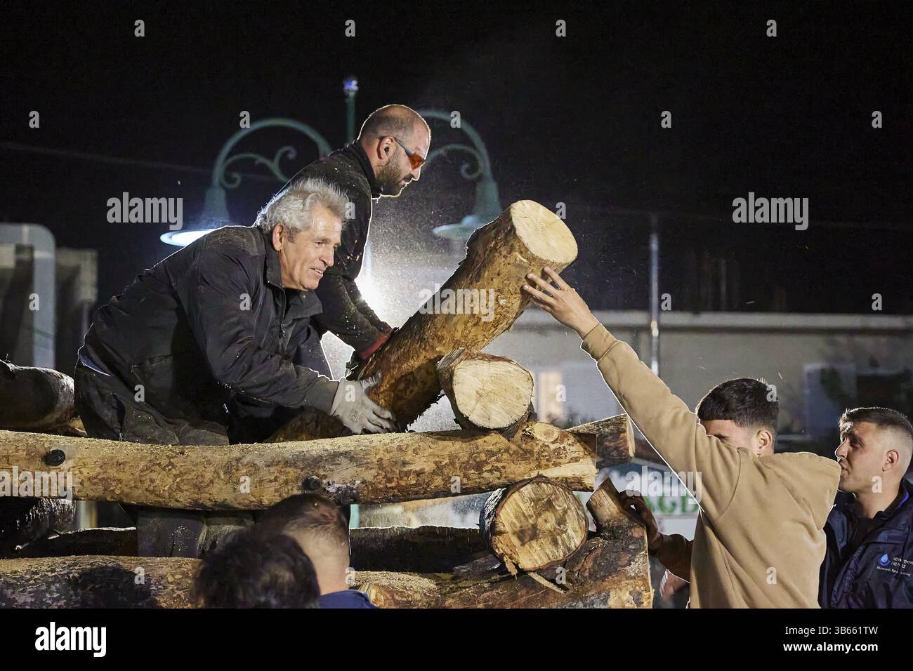 Small Building Night Several men build hi-res stock photography and images - Alamy