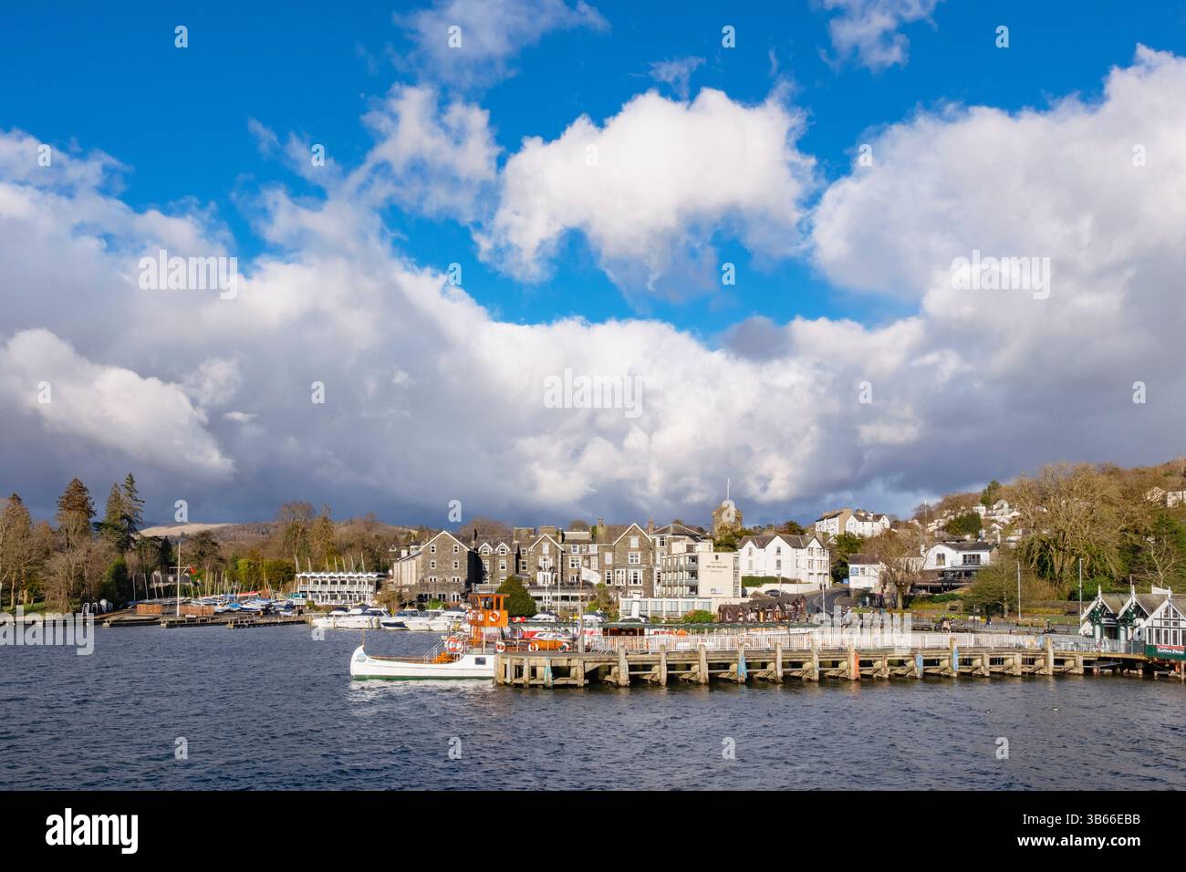 Boats and pier on Lake Windermere lakeside in the Lake District National Park. Bowness on Wndermere, Cumbria, England, UK, Britain Stock Photo