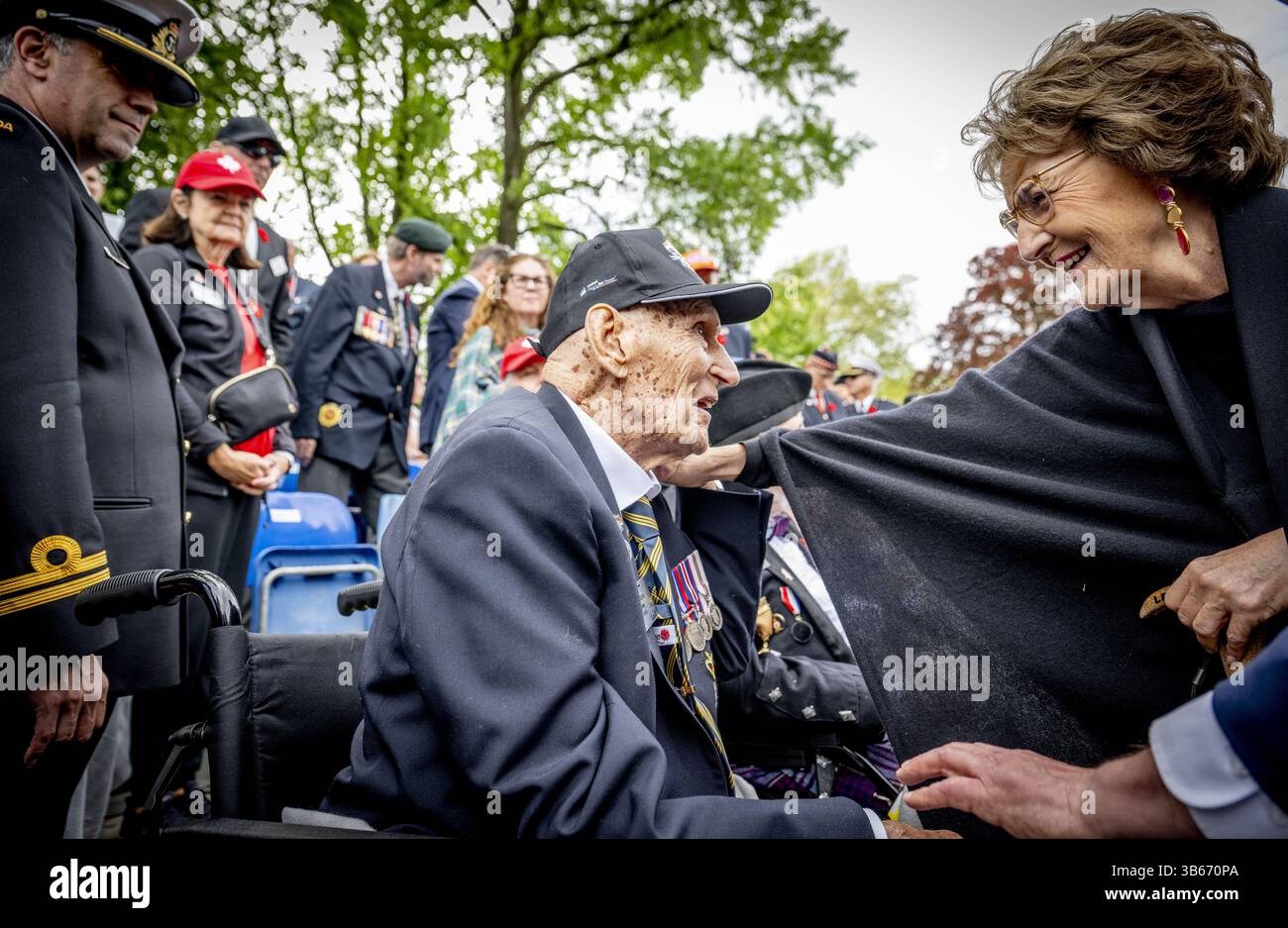 APELDOORN - Princess Margriet and Pieter van Vollenhoven during a street parade with the United Pipers for Peace in memory of war victims. During the street parade, (grand)children of Dutch veterans walked along with relatives of Canadian veterans. ANP ROBIN UTRECHT netherlands out - belgium out Stock Photo
