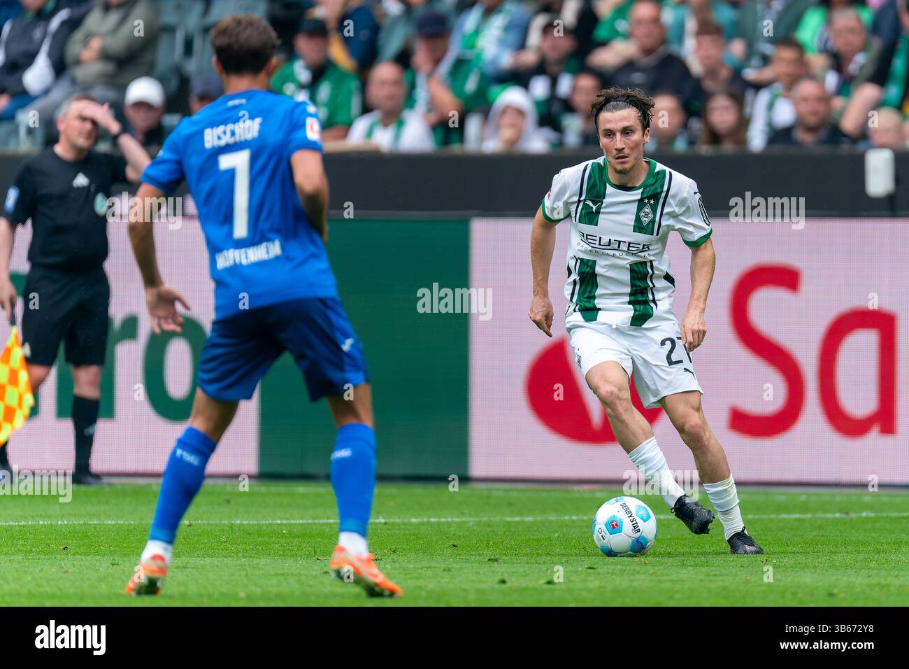 Monchengladbach, Germany. 03rd May, 2025. MONCHENGLADBACH, GERMANY - MAY 3: Tom Bischof of TSG 1899 Hoffenheim and Rocco Reitz of Borussia Monchengladbach during the Bundesliga match between Borussia Mönchengladbach and TSG 1899 Hoffenheim at Borussia-Park on May 3, 2025 in Monchengladbach, Germany. (Photo by Joris Verwijst/Orange Pictures) Credit: Orange Pics BV/Alamy Live News Stock Photo