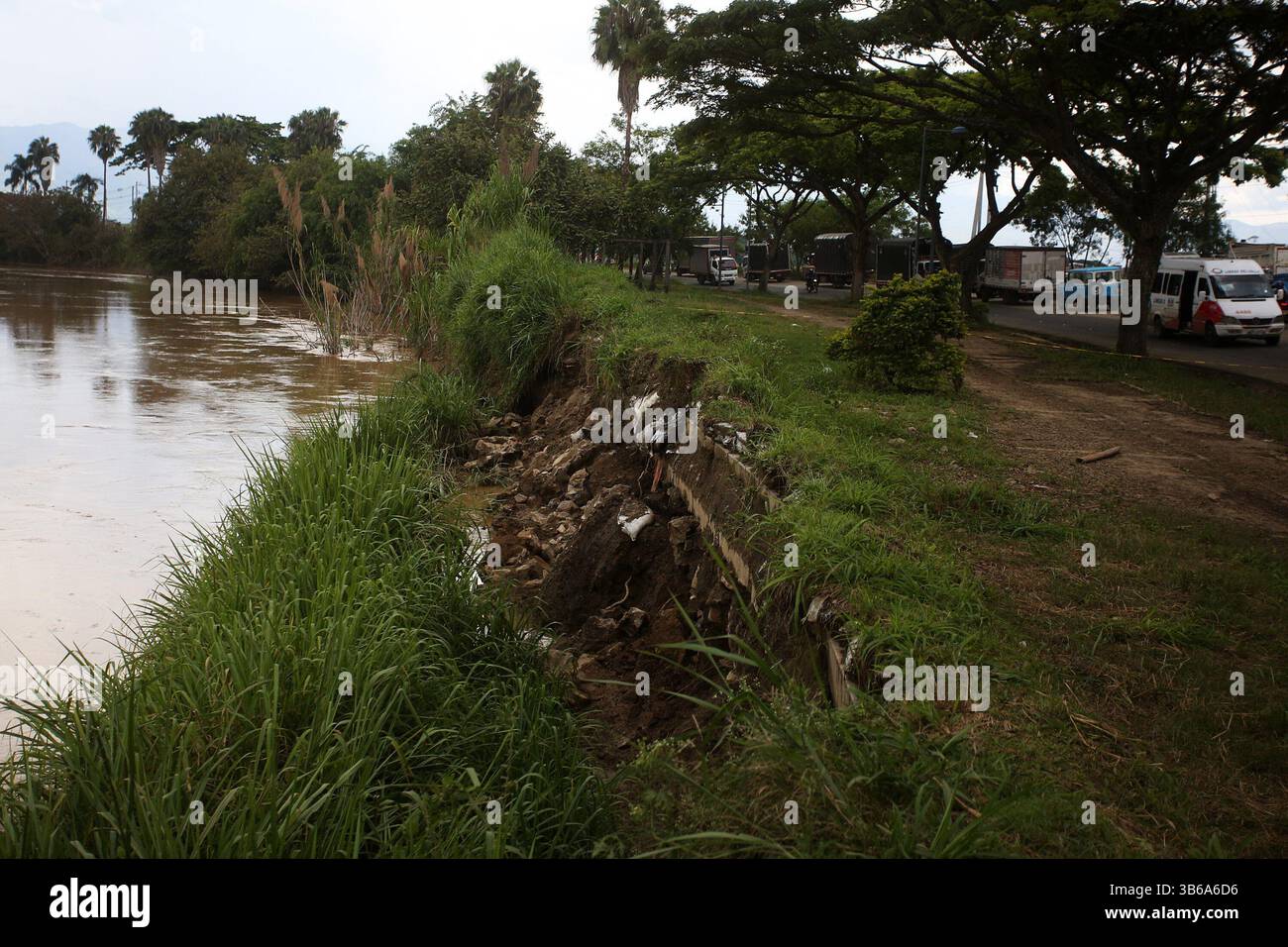 June 10, 2022: Cali, Colombia 08 junio 2022.Autoridades se encuentran preocupadas por que las crecientes del rio Cauca han destruido el jarillon que protege la via Candelaria - Cali y hay un alto riesgo de inundacion de viviendas y establecimientos si se rompe la totalidad de esta barrera construida para evitar inundaciones. Credito: CEET Fotografo: JUAN PABLO RUEDA (Credit Image: © El Tiempo/GDA via ZUMA Press Wire) Stock Photo