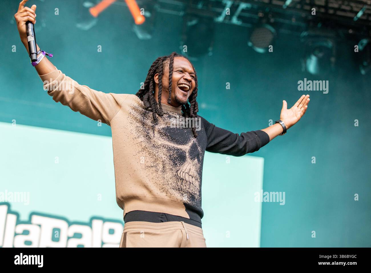 Young nudy concert hi-res stock photography and images - Alamy