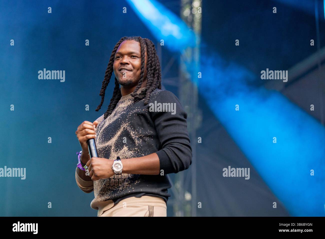 Young nudy performance hi-res stock photography and images - Alamy