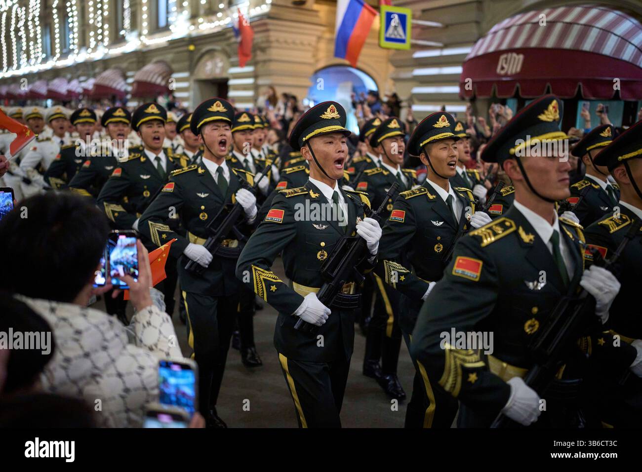Chinese People's Liberation Army soldiers march past the GUM department ...