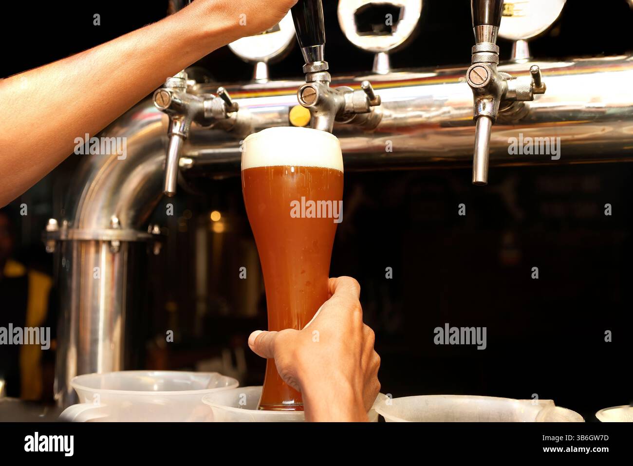 Pouring fresh beer glass hi-res stock photography and images - Alamy