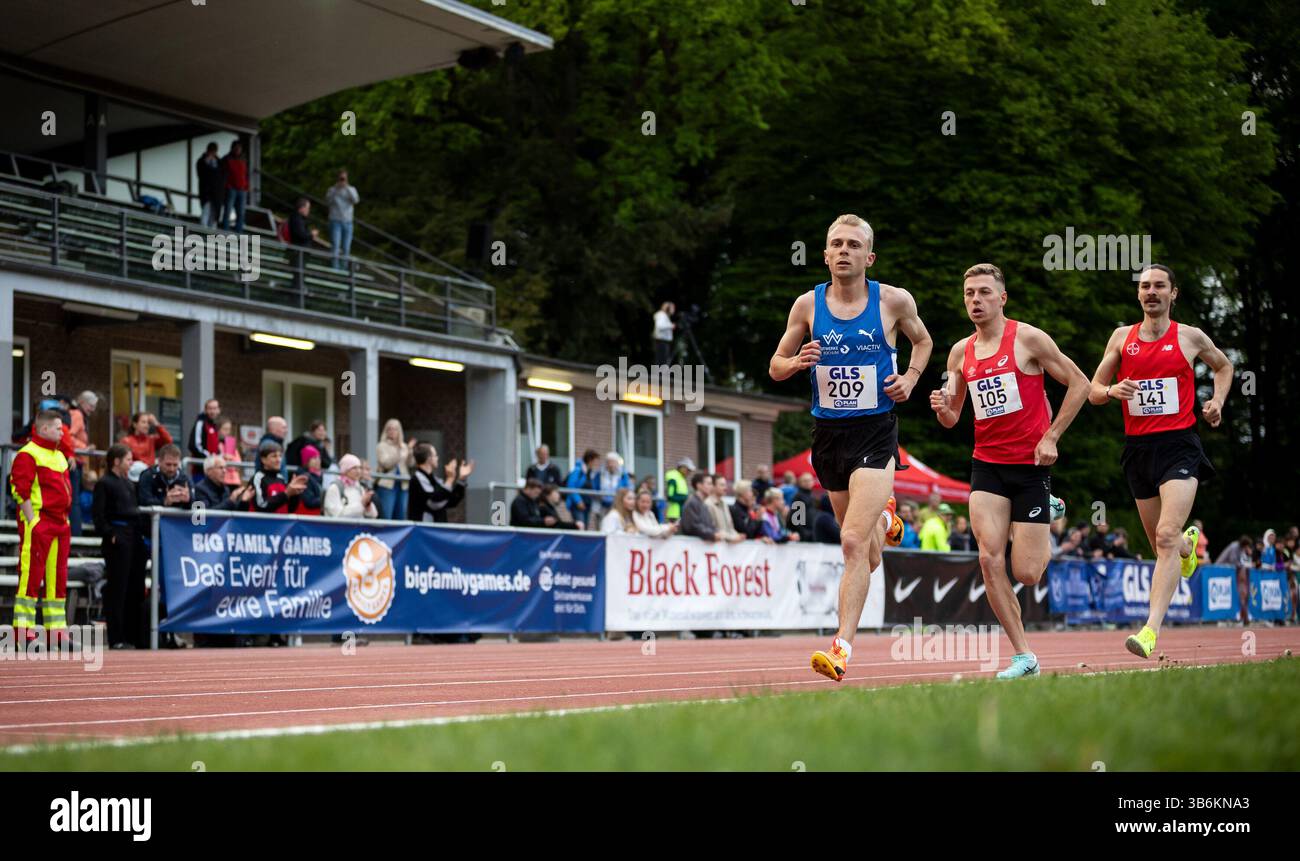 Vorneweg im 10000m-Rennen der M?nner (von links): Nils Voigt (TV ...