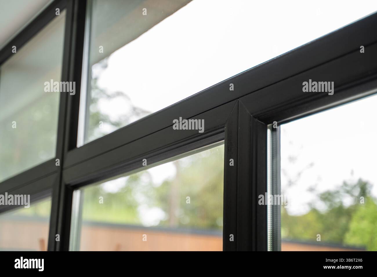 High-efficiency window corner with glossy insulated spacer strip and ...