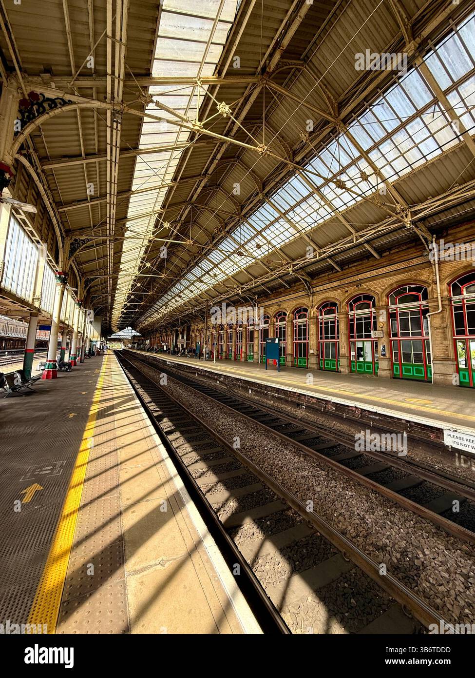 Preston railway station platforms 2 and 3 Stock Photo - Alamy