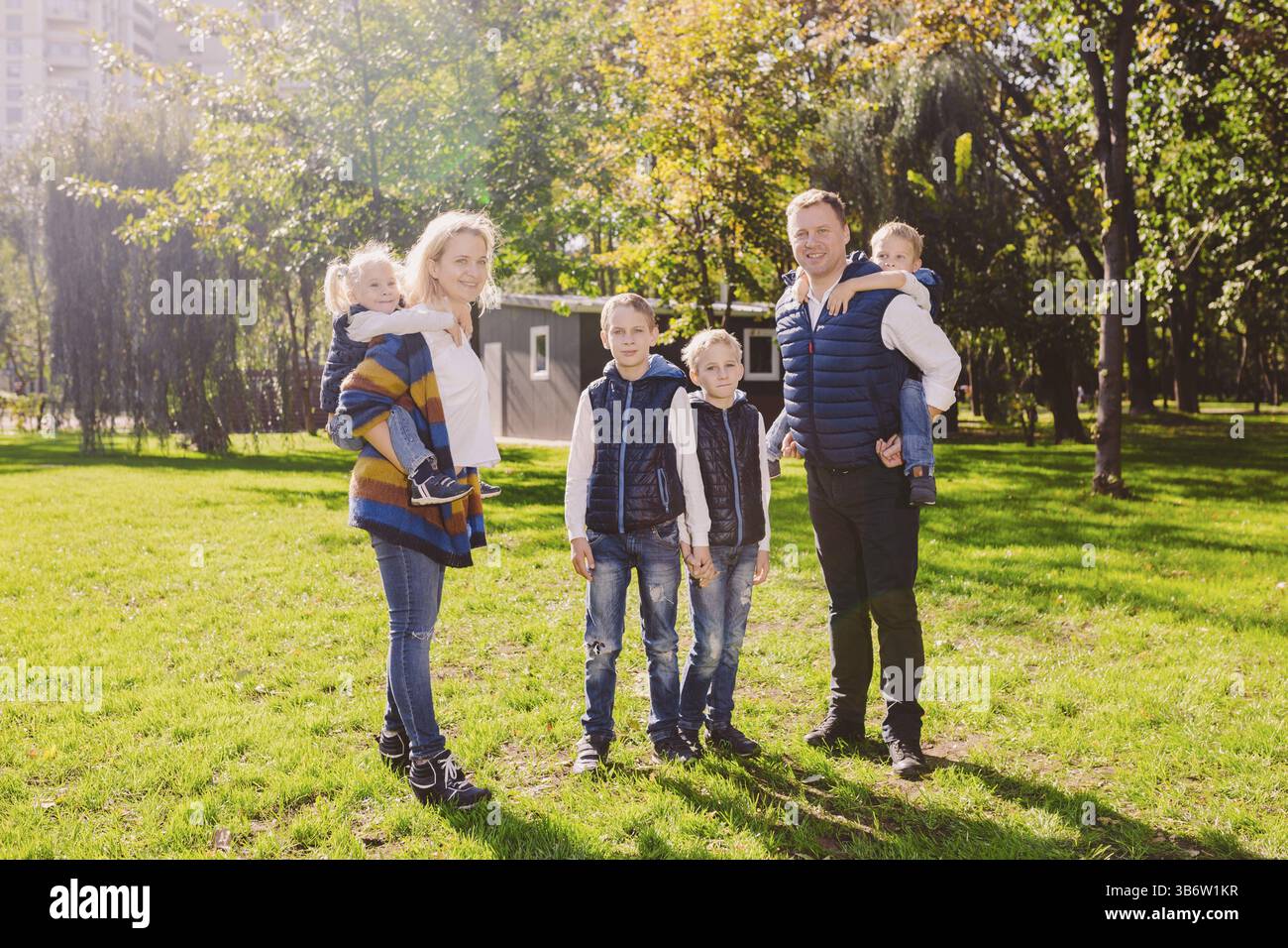 Family with four children hi-res stock photography and images - Alamy