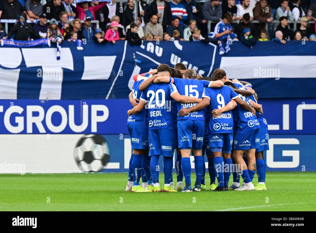 ABD0038 20250504 - LINZ - ÖSTERREICH: Das Team FC Blau-Weiß Linz am ...
