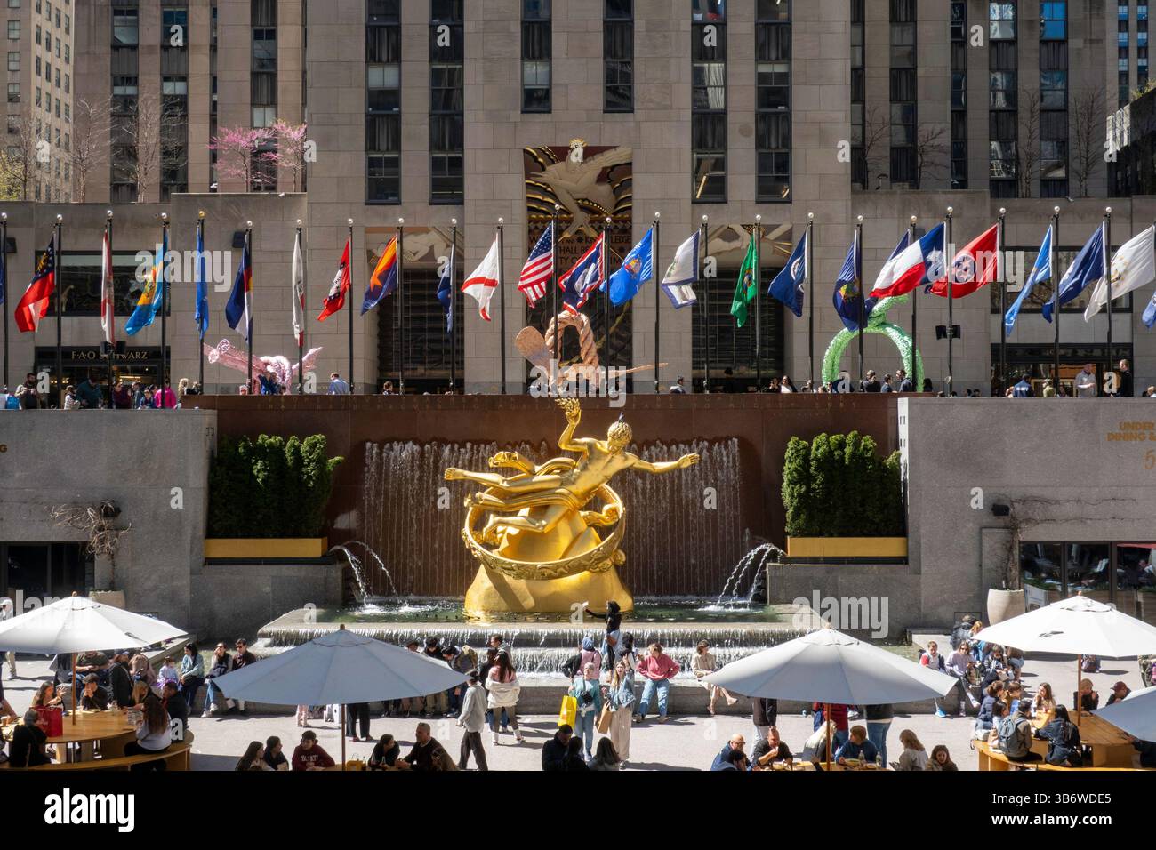 The iconic Prometheus Statue is in Rockefeller Center, New York City ...